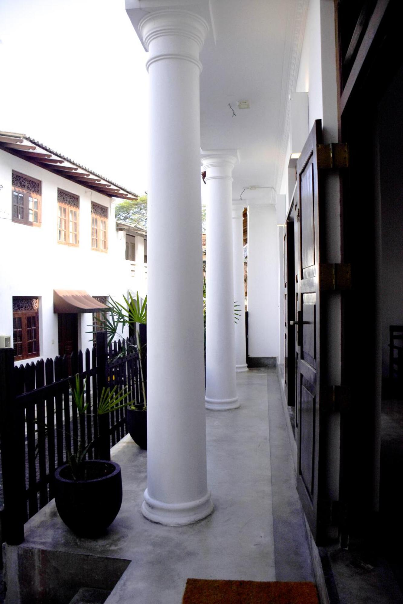 The Entrance Galle Fort Luaran gambar
